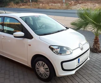 Frontvisning av en leiebil Volkswagen Up på Rhodos, Hellas ✓ Bil #1481. ✓ Manuell TM ✓ 0 anmeldelser.