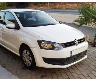 Frontvisning af en udlejnings Volkswagen Polo på Rhodos, Grækenland ✓ Bil #1486. ✓ Manual TM ✓ 0 anmeldelser.
