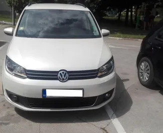 租赁 Volkswagen Touran 的正面视图，在布尔加斯, 保加利亚 ✓ 汽车编号 #1662。✓ Automatic 变速箱 ✓ 3 评论。