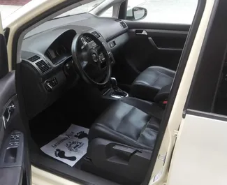 在 在保加利亚 租赁 Volkswagen Touran 2015 汽车，特点包括 ✓ 使用 Diesel 燃料和 110 马力 ➤ 起价 16 EUR 每天。