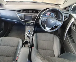 Ενοικίαση αυτοκινήτου Toyota Auris 2014 στην Κύπρο, περιλαμβάνει ✓ καύσιμο Υβριδικό και 100 ίππους ➤ Από 45 EUR ανά ημέρα.