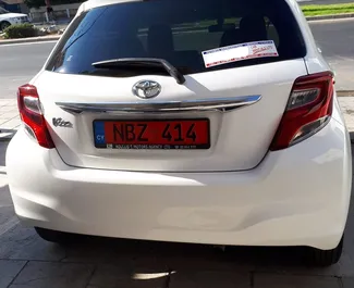 Najem Toyota Vitz. Avto tipa Ekonomičen za najem v na Cipru ✓ Depozit 300 EUR ✓ Možnosti zavarovanja: TPL, CDW, Mladi.
