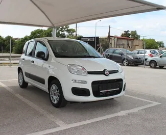 Sprednji pogled najetega avtomobila Fiat Panda v na letališču v Solunu, Grčija ✓ Avtomobil #1708. ✓ Menjalnik Priročnik TM ✓ Mnenja 0.