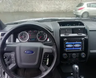 Ford Escape interjers nomai Gruzijā. Lieliska 5 sēdvietu mašīna ar Automātiskais pārnesumu kārbu.