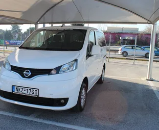 Predný pohľad na prenajaté auto Nissan Evalia v na letisku v Solúne, Grécko ✓ Auto č. 1717. ✓ Prevodovka Manuálne TM ✓ Hodnotenia 0.