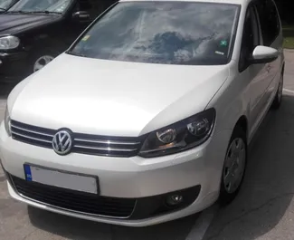 租车 Volkswagen Touran #1662 Automatic 在 在布尔加斯，配备 1.6L 发动机 ➤ 来自 尼古拉 在保加利亚。