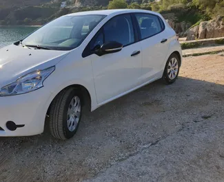 Kiralık bir Peugeot 208 Girit'te, Yunanistan ön görünümü ✓ Araç #1770. ✓ Manuel TM ✓ 0 yorumlar.