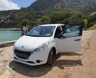 Peugeot 208 kiralama için Yunanistan'da iç mekanı. Harika bir 5 koltuklu araba, Manuel şanzıman ile.