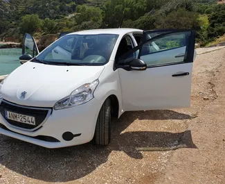 Interiøret til Peugeot 208 til leie i Hellas. En flott 5-seters bil med Manuell-gir.