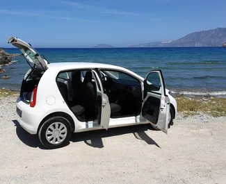 그리스에서에서 대여 가능한 Skoda Citigo의 인테리어. 자동 변속기가 장착된 멋진 4인승 차량입니다.