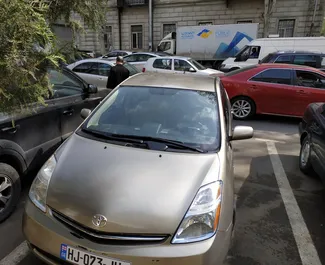 Vue de face d'une location Toyota Prius à Tbilissi, Géorgie ✓ Voiture #1806. ✓ Automatique TM ✓ 8 avis.
