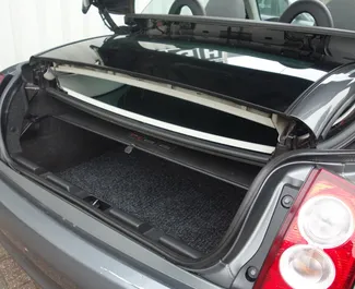 크레타에서에서 사용 가능한 전면 드라이브 시스템이 장착된 Nissan Micra Cabrio 2012.