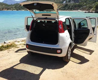 Fiat Panda interjöör rentimiseks Kreekas. Suurepärane 5-kohaline auto Käsitsi käigukastiga.