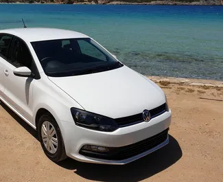 Benzīns 1,0L dzinējs Volkswagen Polo 2018 nomai Krētā.