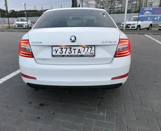 Interior do Skoda Octavia para aluguer na Crimeia. Um excelente carro de 5 lugares com transmissão Automático.