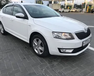 Vista frontal de um aluguel Skoda Octavia no aeroporto de Simferopol, Crimeia ✓ Carro #1823. ✓ Transmissão Automático TM ✓ 0 avaliações.