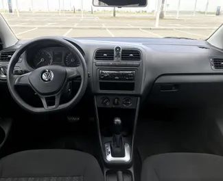 Volkswagen Polo Sedan 2018 auto rentimine Krimmis, sisaldab ✓ Bensiin kütust ja 110 hobujõudu ➤ Alates 1400 RUB päevas.