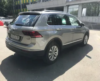 Volkswagen Tiguan 2019 的 Petrol 1.4L 发动机，在 在辛菲罗波尔机场 出租。