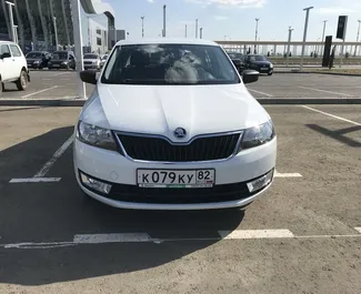 Najem avtomobila Skoda Rapid 2018 v na Krimu, z značilnostmi ✓ gorivo Bencin in 110 konjskih moči ➤ Od 2090 RUB na dan.
