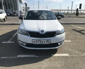 Bilutleie av Skoda Rapid 2018 i på Krim, inkluderer ✓ Bensin drivstoff og 110 hestekrefter ➤ Starter fra 2090 RUB per dag.