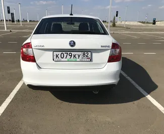Εσωτερικό του Skoda Rapid προς ενοικίαση στην Κριμαία. Ένα εξαιρετικό αυτοκίνητο 5-θέσεων με κιβώτιο ταχυτήτων Αυτόματο.