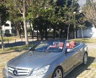Frontvisning av en leiebil Mercedes-Benz E-Class Cabrio i Rafailovici, Montenegro ✓ Bil #507. ✓ Automatisk TM ✓ 4 anmeldelser.