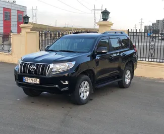 Frontvisning av en leiebil Toyota Land Cruiser Prado i Tbilisi, Georgia ✓ Bil #1304. ✓ Automatisk TM ✓ 0 anmeldelser.