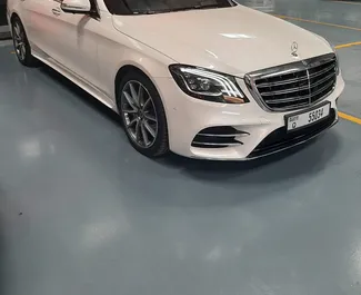 Mercedes-Benz S560 2019 διαθέσιμο για ενοικίαση στο Ντουμπάι, με όριο χιλιομέτρων 250 χλμ/ημέρα.