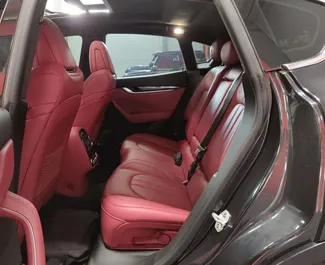 Maserati Levante S 2018 disponible para alquilar en Dubai, con límite de millaje de 250 km/día.