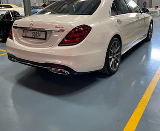 ドバイにてでのレンタル用Mercedes-Benz S560 2019のガソリン 4.0Lエンジン。