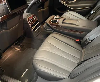 A Mercedes-Benz S560 beltere bérlésre az Egyesült Arab Emírségekben. Nagyszerű 4-üléses autó Automatikus váltóval.