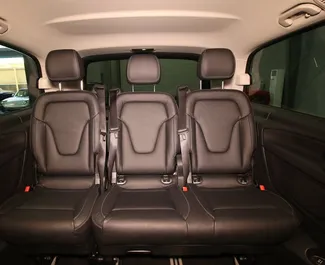 Mercedes-Benz V-Class 대여. 아랍에미리트에서에서 대여 가능한 프리미엄, 럭셔리, 미니밴 차량 ✓ 5000 AED의 보증금 ✓ TPL, CDW 보험 옵션.