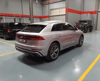 Bensin 3,0L motor i Audi Q8 2019 för uthyrning i Dubai.