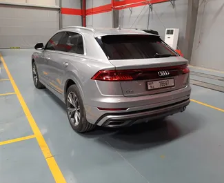 تأجير سيارة Audi Q8 2019 في في الإمارات العربية المتحدة، تتميز بـ ✓ وقود البنزين وقوة 590 حصان ➤ بدءًا من 1140 AED يوميًا.