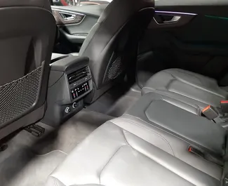 아랍에미리트에서에서 대여 가능한 Audi Q8의 인테리어. 자동 변속기가 장착된 멋진 5인승 차량입니다.