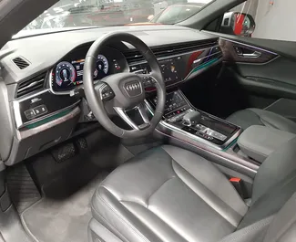 Audi Q8 2019 διαθέσιμο για ενοικίαση στο Ντουμπάι, με όριο χιλιομέτρων 250 χλμ/ημέρα.