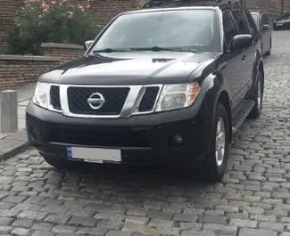 Vooraanzicht van een huurauto Nissan Pathfinder in Tbilisi, Georgië ✓ Auto #1373. ✓ Transmissie Automatisch TM ✓ 3 beoordelingen.