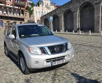 Vista frontal de um aluguel Nissan Pathfinder em Tbilisi, Geórgia ✓ Carro #1315. ✓ Transmissão Automático TM ✓ 0 avaliações.