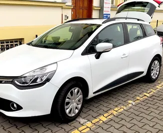 Frontvisning af en udlejnings Renault Clio Grandtour i Prag, Tjekkiet ✓ Bil #395. ✓ Manual TM ✓ 0 anmeldelser.