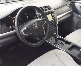 Toyota Camry 2015 automašīnas noma Gruzijā, iezīmes ✓ Benzīns degviela un 161 zirgspēki ➤ Sākot no 145 GEL dienā.
