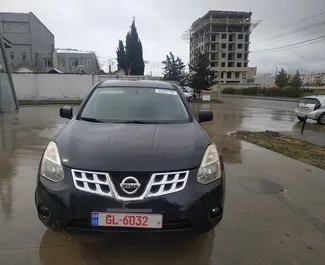 Přední pohled na pronájem Nissan Rogue v Tbilisi, Georgia ✓ Auto č. 2032. ✓ Převodovka Automatické TM ✓ Recenze 0.