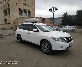Frontvisning av en leiebil Nissan Pathfinder i Tbilisi, Georgia ✓ Bil #2029. ✓ Automatisk TM ✓ 0 anmeldelser.