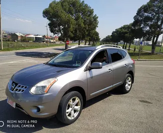 Vista frontal de um aluguel Nissan Rogue em Tbilisi, Geórgia ✓ Carro #2031. ✓ Transmissão Automático TM ✓ 0 avaliações.