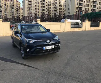 Predný pohľad na prenajaté auto Toyota Rav4 v v Tbilisi, Georgia ✓ Auto č. 1995. ✓ Prevodovka Automatické TM ✓ Hodnotenia 1.