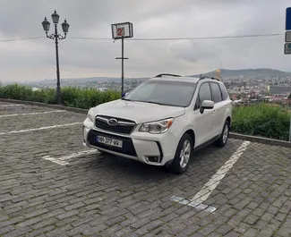 Vooraanzicht van een huurauto Subaru Forester in Tbilisi, Georgië ✓ Auto #1458. ✓ Transmissie Automatisch TM ✓ 5 beoordelingen.