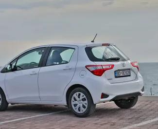 Toyota Yaris 2019 tillgänglig för uthyrning i Budva, med en körsträckegräns på 200 km/dag.