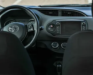 Toyota Yaris kiralama için Karadağ'da iç mekanı. Harika bir 5 koltuklu araba, Otomatik şanzıman ile.
