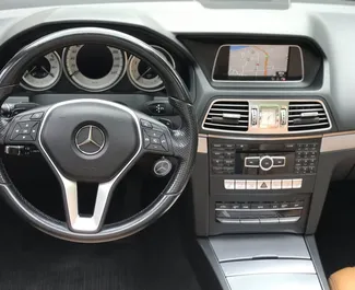 Interior do Mercedes-Benz E200 Cabrio para aluguer no Montenegro. Um excelente carro de 4 lugares com transmissão Automático.