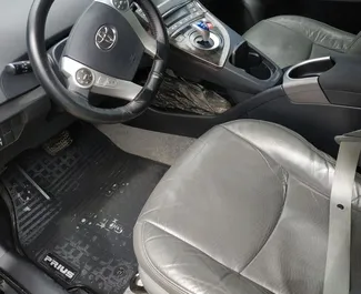 Verhuur Toyota Prius. Economy, Comfort Auto te huur in Georgië ✓ Borg van Zonder Borg ✓ Verzekeringsmogelijkheden TPL, CDW, FDW, Passagiers, Diefstal.