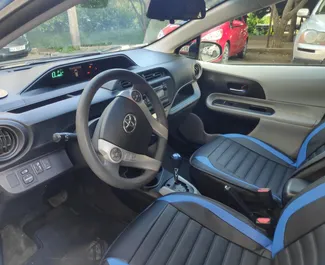 Najem Toyota Prius C. Avto tipa Ekonomičen, Udobje za najem v v Gruziji ✓ Brez depozita ✓ Možnosti zavarovanja: TPL, CDW, FDW, Potniki, Kraja.